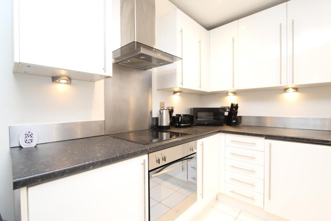 Spacious 1- Bedroom Apartment In E16 Лондон Экстерьер фото